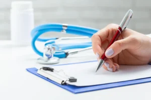 médico firmando documentos