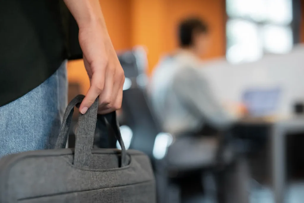 persona volviendo al trabajo