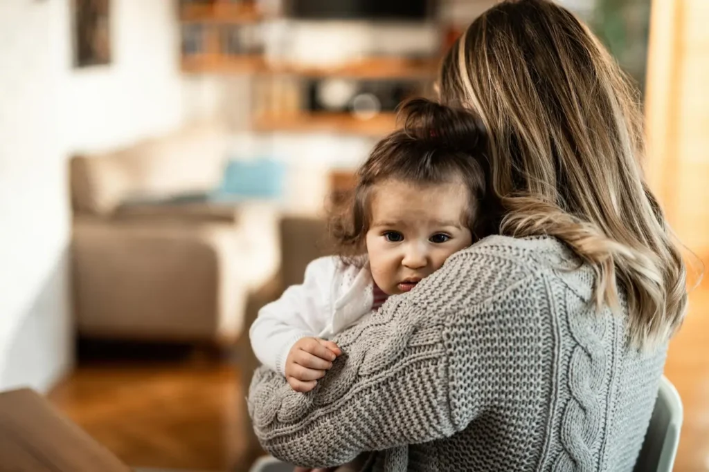 madre cuidando a su hija