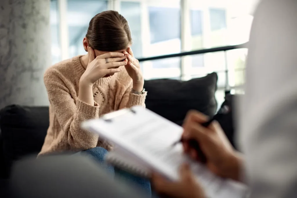 mujer con depresión en el psicólogo